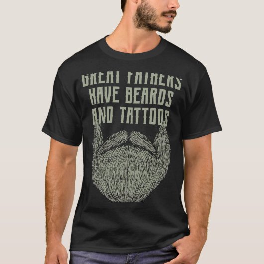 偉大な父親にはひげとタトゥーがあります ひげ Tシャツ (正面)