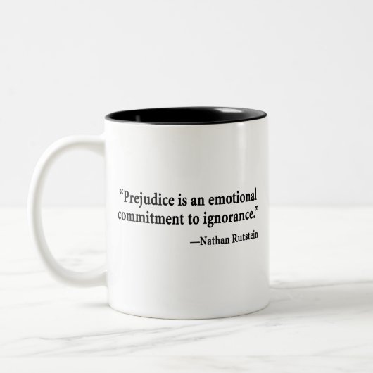 偏見は無知へ感情的な責任です ツートーンマグカップ (左)