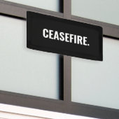 停戦白黒文字ミニマルアンチ戦争 横断幕 (ビルの外側)