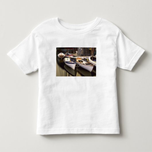 停泊中の4隻のボートを霧が包む トドラーTシャツ (正面)