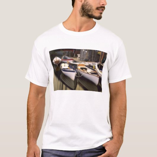 停泊中の4隻のボートを霧が包む Tシャツ (正面)