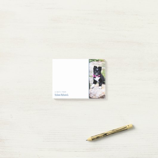 側面写パーソナライズされた真の投稿メモ ポストイット (デスク上)