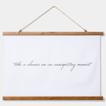 偶然の木の上の壁のタペストリーを取る