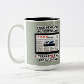 偽のニュースと代替ファクト15 oz 2トーンMag ツートーンマグカップ (左)