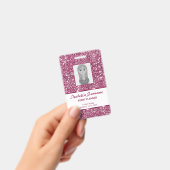 偽のピンクのグリッター テクスチャの外観とカスタム テキスト バッジ (手持ち)