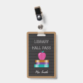 偽のレターボードブック&アップル図書館ホールパス バッジ (正面 (クリップ付))