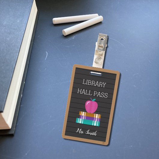 偽のレターボードブック&アップル図書館ホールパス バッジ