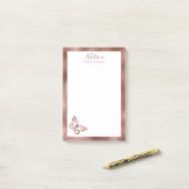 偽のローズゴールド箔調の蝶とカスタムテキスト ポストイット (デスク上)