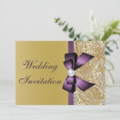 偽物のゴールド シーケンス パープル ボウ ウェディング 招待状 (スタンド正面)