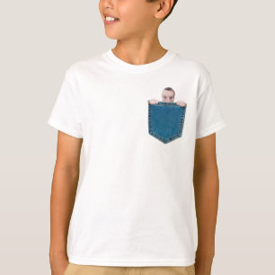 偽物のポケットから覗き込む小さな男 Tシャツ