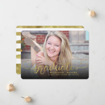 偽物の金を使ったフォーマルな筆記体での卒業発表カード