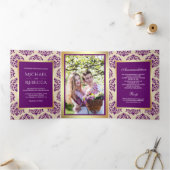 偽物の金箔の紫色のダマスク柄の結婚式の写真 三つ折り招待状 (内部)