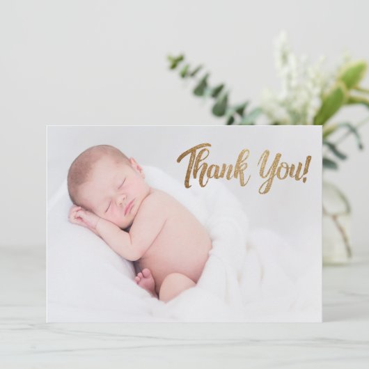 偽物の金色の感謝のメッセージが書かれたスクリプト ベイビーの写真 出生 案内状 (スタンド正面)