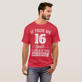 傑作誕生までに16年 16歳の誕生日おめでとう 16歳 Tシャツ (正面フル)