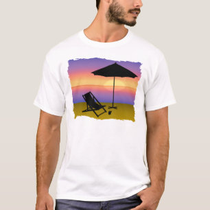 傘および椅子が付いているビーチの幾日の端 Tシャツ