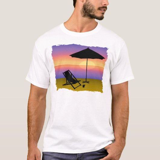 傘および椅子が付いているビーチの幾日の端 Tシャツ (正面)
