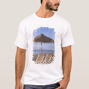 傘が付いている砂のビーチチェア Tシャツ