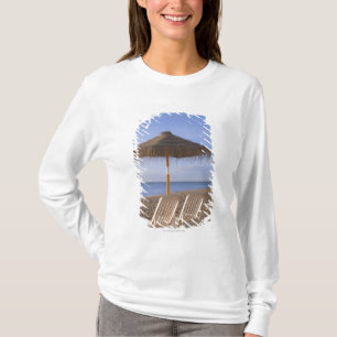 傘が付いている砂のビーチチェア Tシャツ