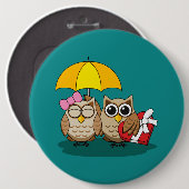 傘とレッドチョコレートボックスが付いたかわいいフクロウ好き 缶バッジ (正面&裏面)