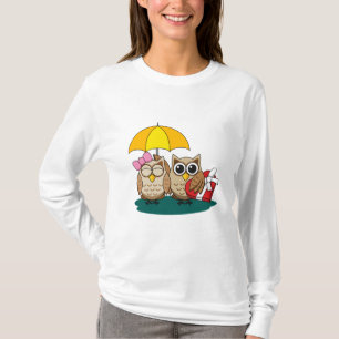 傘とレッドチョコレートボックスが可愛いフクロウ好き Tシャツ