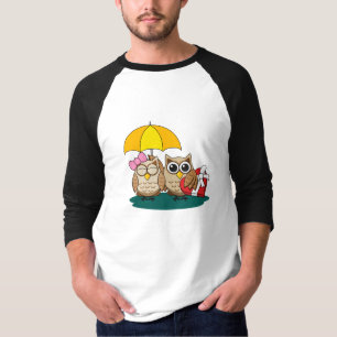 傘とレッドチョコレートボックスが可愛いフクロウ好き Tシャツ