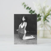 傘によって提起している女性-ヴィンテージ ポストカード (スタンド正面)