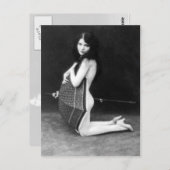 傘によって提起している女性-ヴィンテージ ポストカード (正面/裏面)