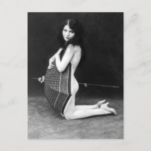 傘によって提起している女性-ヴィンテージ ポストカード (正面)