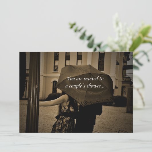 傘のカップルのシャワーの招待状の下 招待状 (スタンド正面)
