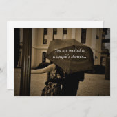 傘のカップルのシャワーの招待状の下 招待状 (正面/裏面)