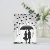 傘の下に立つカップルのハート形の雨 ポストカード (スタンド正面)