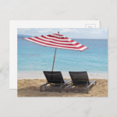 傘の下のビーチの椅子が二つ ポストカード (正面/裏面)