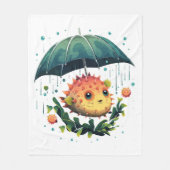 傘をさしたフグの雨の日 フリースブランケット (正面)