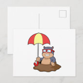 傘をさして雨に濡れながらも、コツコツと穴を掘り続けるモグラ ポストカード (正面/裏面)