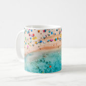 傘付き砂ビーチのカラフル コーヒーマグカップ (正面左)