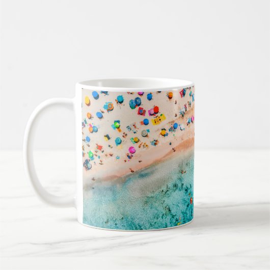傘付き砂ビーチのカラフル コーヒーマグカップ (左)