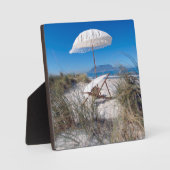 傘及び椅子のオンビーチ フォトプラーク (正面)