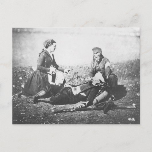 傷ついた人の世話をするナース ポストカード (正面)