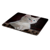 傷つきやすい白い子猫 カッティングボード (角)
