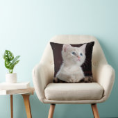 傷つきやすい白い子猫 クッション (椅子)