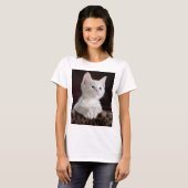 傷つきやすい白い子猫 Tシャツ (正面フル)