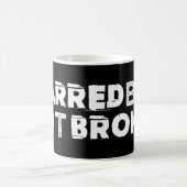 傷つけられていたが、壊されなかったブラックコーヒーのマグ コーヒーマグカップ (中央)