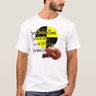 傷つけられている Tシャツ