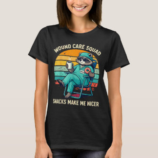 傷のケアをする看護師 楽しいおやつでより優しい看護に Tシャツ