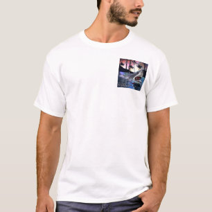 傷の鮫の攻撃カバー芸術を出て下さい Tシャツ