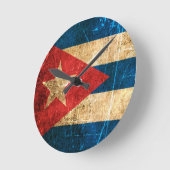 傷付けられ、擦り切れたなヴィンテージのキューバ人の旗 ラウンド壁時計 (傾斜)
