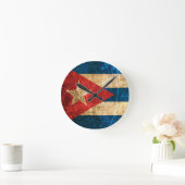 傷付けられ、擦り切れたなヴィンテージのキューバ人の旗 ラウンド壁時計 (ホーム)
