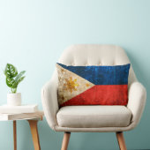 傷付けられ、擦り切れたなヴィンテージのフィリピン人の旗 ランバークッション (椅子)