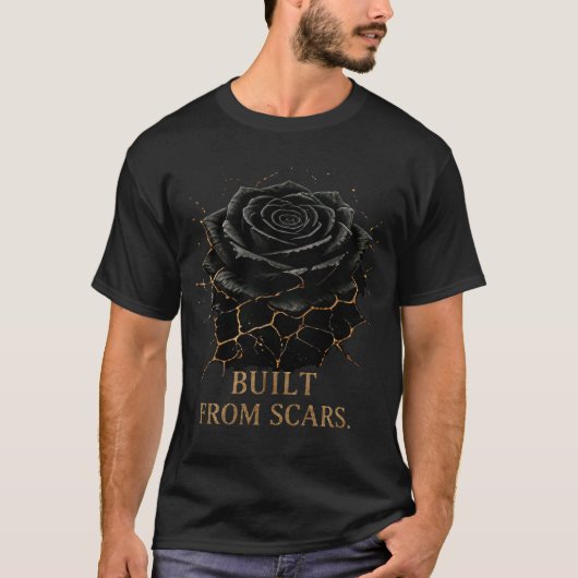 傷跡から築き上げたブラックローズデザイン Tシャツ (正面)