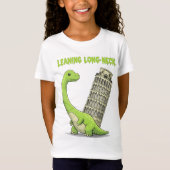 傾いた長い首のかわいいブラキオサウルスと傾いた塔のトウ Tシャツ (正面)